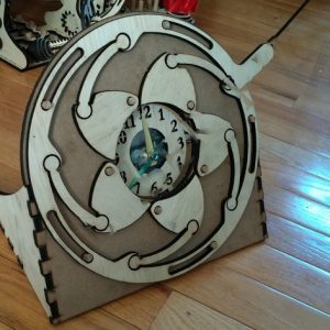 Макет лазерной резки для настольных часов с уникальной диафрагмой и декоративными элементами.