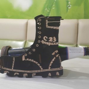 Креативная подставка под бутылку в виде ботинка