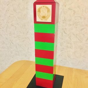 Оригинальный мини-бар в форме пограничного столба