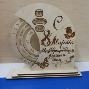 Макет календаря на 8 марта для лазерной резки с праздничным дизайном