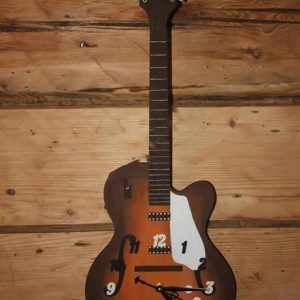 Часы в виде гитары с оригинальным дизайном