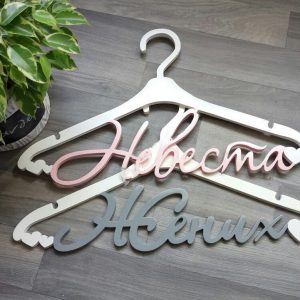 Элегантные вешалки в виде фигурок жениха и невесты
