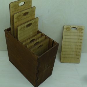 Коробка для хранения разделочных досок с декоративным дизайном и вырезами