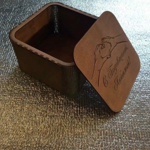 Элегантная коробка для подарков с сердечным дизайном