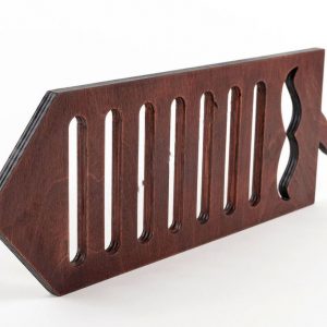 Элегантная вешалка для галстуков с лазерной резкой для аккуратного хранения аксессуаров.