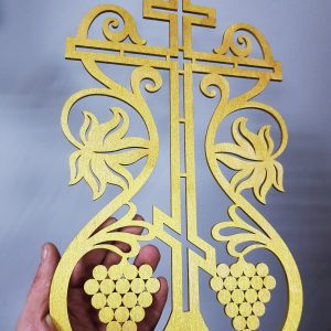 Элегантный крест с изысканным декоративным орнаментом