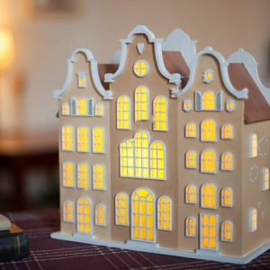 Макет домика-светильника для лазерной резки с дизайном окон и крыши