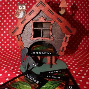 Макет лазерной резки чайного домика в виде уютной избушки с декоративными элементами.