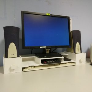 Макет для лазерной резки подставки под монитор с вырезами для организации рабочего пространства и улучшения эргономики.