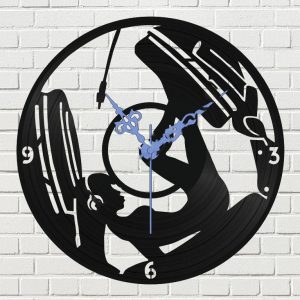 Макет часов с изображением девушки в наушниках