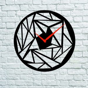 Часы с геометрическим дизайном для лазерной резки с современными элементами оформления.