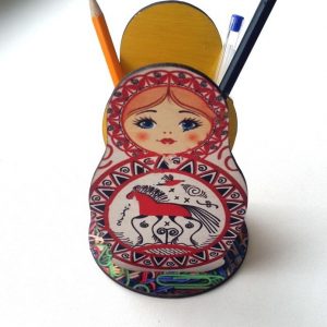 Яркая и оригинальная карандашница в виде матрёшки