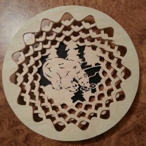 Макет тарелки для лазерной резки с художественным изображением медведя.