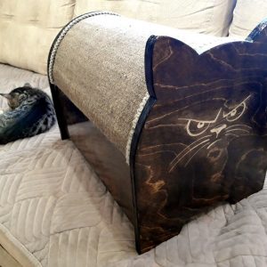 Домик для кошки с встроенной когтеточкой