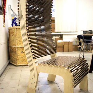 Макет стула для лазерной резки с деталями и контурами для создания мебели.