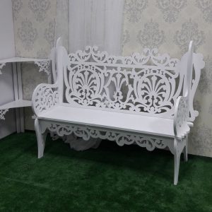 Макет для лазерной резки с изображением лавочки с элементами декоративного дизайна и деталями для сборки.