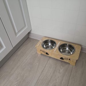 Лазерно вырезанный макет подставки под миски для домашних животных с оригинальным дизайном.