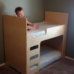 Макет двухъярусной детской кровати для лазерной резки с детализированным дизайном и функциональными элементами.