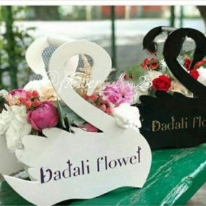 Корзинка для цветов в виде двух лебедей