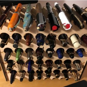 Органайзер для ручек в вертикальном формате с несколькими отделениями