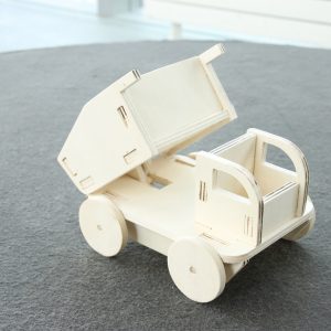 Детализированный макет грузовичка из фанеры