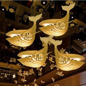 "Макет для лазерной резки люстры в виде кита. Изображение демонстрирует оригинальный дизайн освещения с формой кита