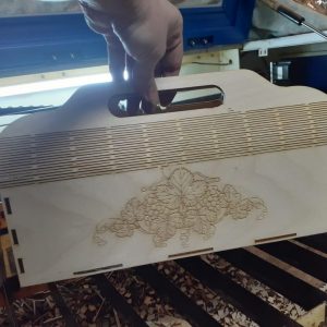 Элегантный винный клатч с лазерной резкой