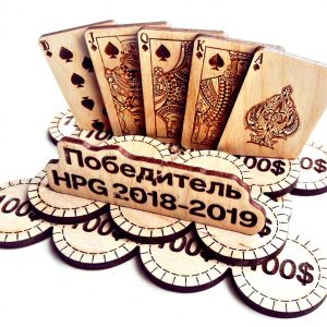 Уникальный сувенир на стол в виде карт