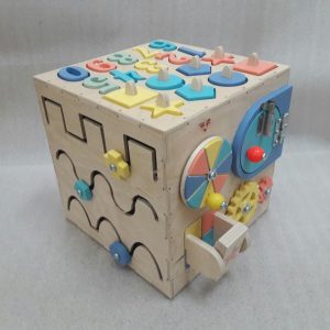 Макет бизикуба для лазерной резки с цветными деталями и игровыми элементами