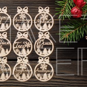 Макет именных новогодних игрушек для лазерной резки с индивидуальным дизайном для праздничного декора.