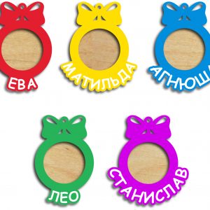 Красочный макет большого набора новогодних игрушек с индивидуальными именами